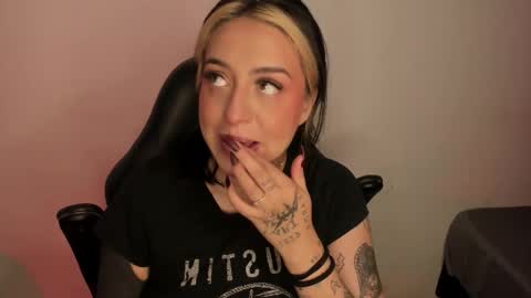 Annika online show from November 28, 2025, 2:42 pm