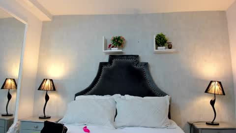 Anntonia Woods  online show from December 11, 2024, 12:34 pm