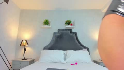 Anntonia Woods  online show from December 23, 2024, 1:13 pm