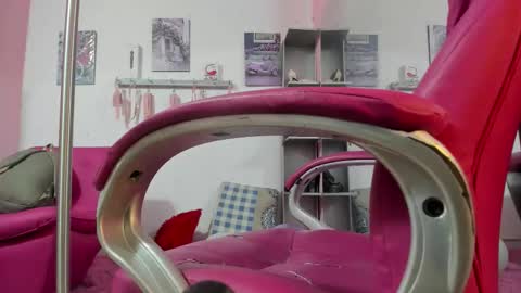 Snapshot of antonellakling_ chatting on October 1, 2025, 12:00 pm ANTONELLA online show from October 1, 2025, 12:00 pm