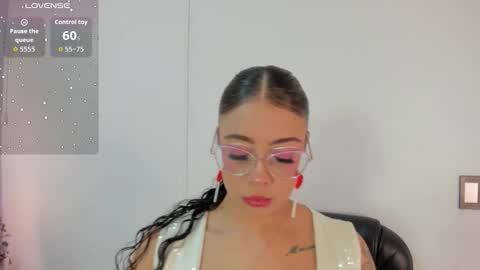 A N T O N E L L E  online show from September 20, 2025, 11:33 am