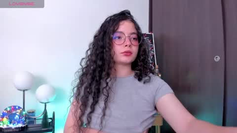 Snapshot of antoniart_ chatting on December 4, 2024, 3:37 am Antonia online show from December 4, 2024, 3:37 am