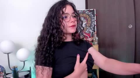 Snapshot of antoniart_ chatting on December 7, 2024, 3:25 am Antonia online show from December 7, 2024, 3:25 am