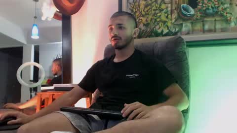 Snapshot of antoniocuervo chatting on February 4, 2025, 11:27 pm Hadez online show from February 4, 2025, 11:27 pm