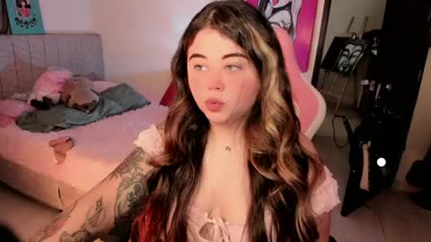   Independent model  online show from May 17, 2026, 6:26 pm