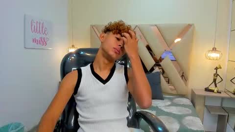 Snapshot of anyelotwink chatting on December 19, 2025, 2:24 pm anyelotwink online show from December 19, 2025, 2:24 pm