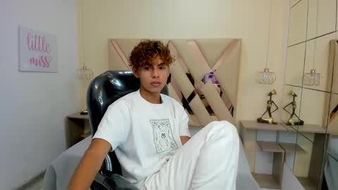 Snapshot of anyelotwink chatting on January 14, 2026, 2:33 pm anyelotwink online show from January 14, 2026, 2:33 pm