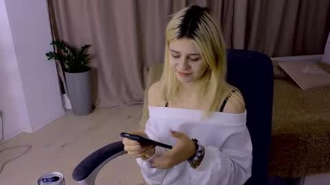 ApheliaStar online show from November 25, 2025, 4:07 pm