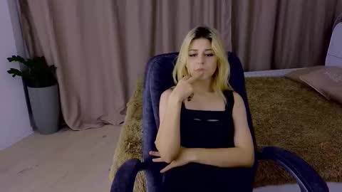 ApheliaStar online show from December 1, 2025, 3:06 pm