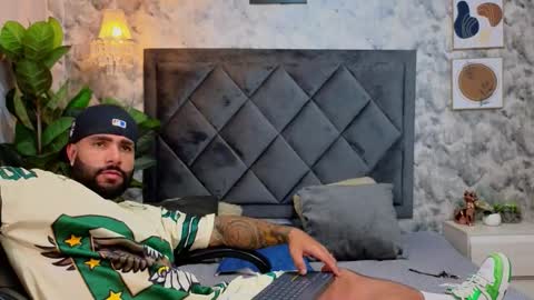 Apolo online show from November 8, 2025, 10:19 pm