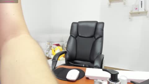 Snapshot of aprildubois_ chatting on December 5, 2024, 8:22 pm April online show from December 5, 2024, 8:22 pm