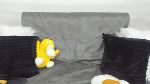 Snapshot of aprildubois_ chatting on February 21, 2025, 7:10 pm April online show from February 21, 2025, 7:10 pm