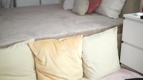 Snapshot of aprilhadid chatting on December 5, 2025, 7:32 pm Laura online show from December 5, 2025, 7:32 pm