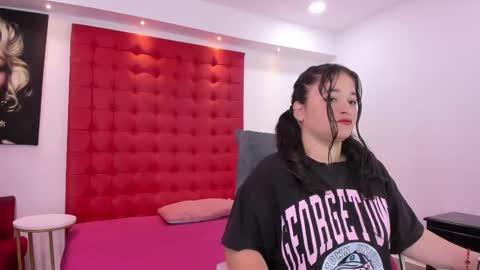 aradia_kiss online show from November 3, 2025, 12:50 pm