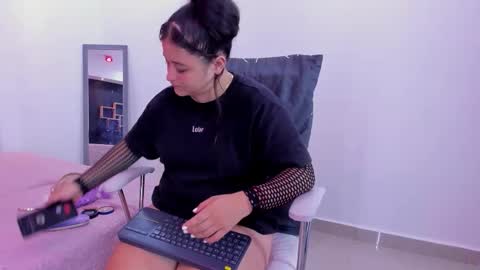 aradia_kiss online show from November 5, 2025, 11:32 am