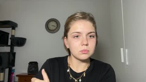 Snapshot of ari_crystal chatting on February 4, 2026, 1:17 pm ari_crystal online show from February 4, 2026, 1:17 pm