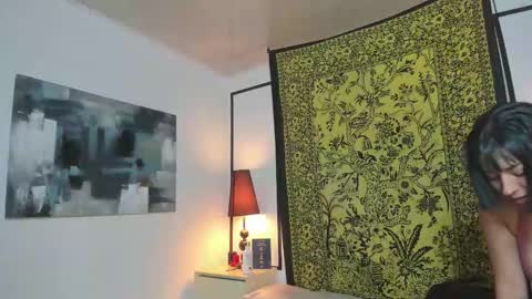 aria y orien  online show from September 26, 2025, 10:52 am