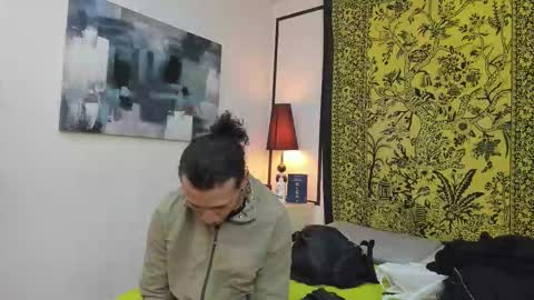 aria y orien  online show from October 14, 2025, 11:11 am