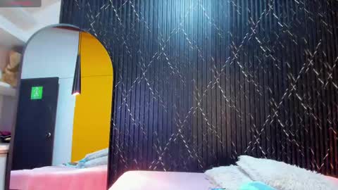 Aria Millers  online show from October 8, 2025, 11:30 am