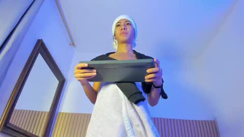 Aria Millers  online show from December 17, 2025, 12:00 pm