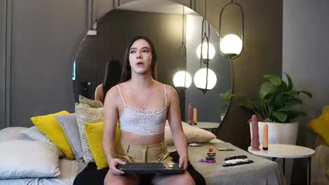 Snapshot of ariaa_isabell chatting on July 15, 2026, 6:46 pm Ariaa online show from July 15, 2026, 6:46 pm