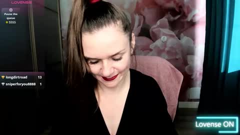 AriaGray online show from November 2, 2025, 9:33 am