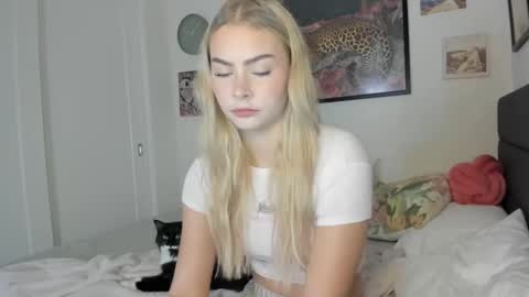 Snapshot of ariah_is_blonde chatting on October 1, 2025, 7:20 pm Ariah online show from October 1, 2025, 7:20 pm