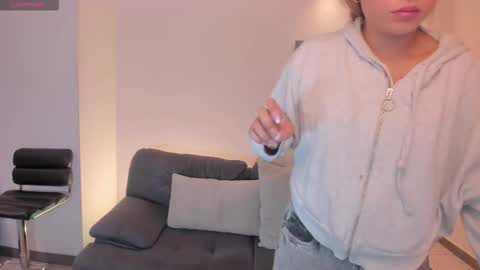 arialanne online show from September 25, 2025, 11:36 am