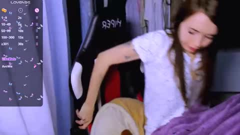 Snapshot of ariamill chatting on October 3, 2025, 4:42 am Ari online show from October 3, 2025, 4:42 am