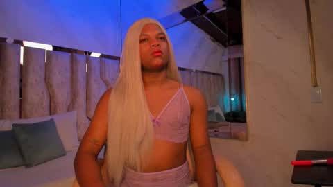 ariana_grande233 online show from February 11, 2026, 11:37 am