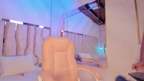 ariana_grande233 online show from February 18, 2026, 11:50 am