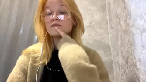 Snapshot of arianawarmington chatting on July 17, 2026, 6:53 am Kira online show from July 17, 2026, 6:53 am