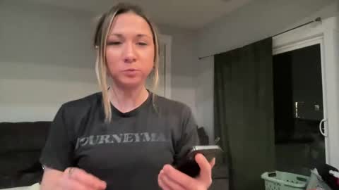 Snapshot of ariicutekitty chatting on January 22, 2025, 7:57 am airskiii online show from January 22, 2025, 7:57 am