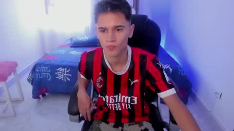 Snapshot of aron_boyy chatting on September 29, 2025, 8:13 pm Aaron online show from September 29, 2025, 8:13 pm