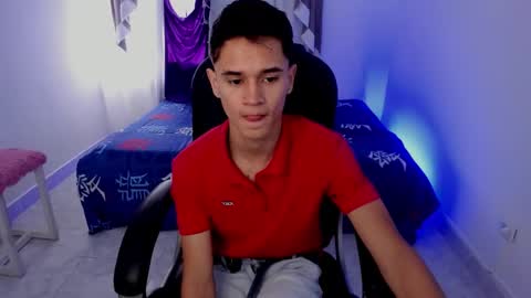 Snapshot of aron_boyy chatting on October 1, 2025, 8:26 pm Aaron online show from October 1, 2025, 8:26 pm