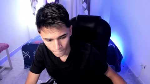 Snapshot of aron_boyy chatting on October 2, 2025, 9:22 pm Aaron online show from October 2, 2025, 9:22 pm