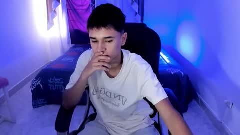 Snapshot of aron_boyy chatting on October 3, 2025, 7:55 pm Aaron online show from October 3, 2025, 7:55 pm