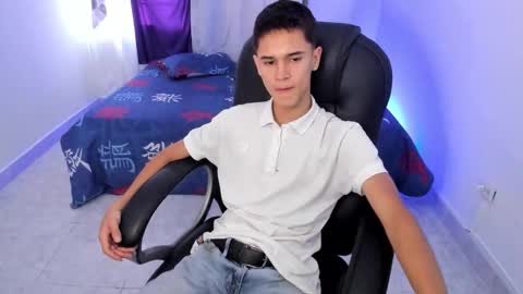 Snapshot of aron_boyy chatting on October 6, 2025, 7:55 pm Aaron online show from October 6, 2025, 7:55 pm