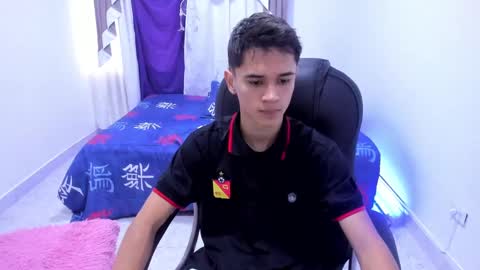 Snapshot of aron_boyy chatting on October 8, 2025, 7:55 pm Aaron online show from October 8, 2025, 7:55 pm