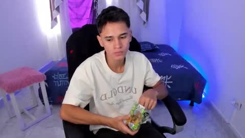 Snapshot of aron_boyy chatting on October 11, 2025, 8:07 pm Aaron online show from October 11, 2025, 8:07 pm