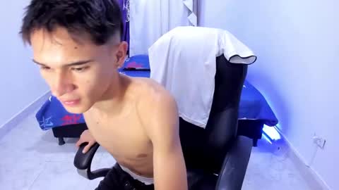 Snapshot of aron_boyy chatting on October 14, 2025, 8:31 pm Aaron online show from October 14, 2025, 8:31 pm