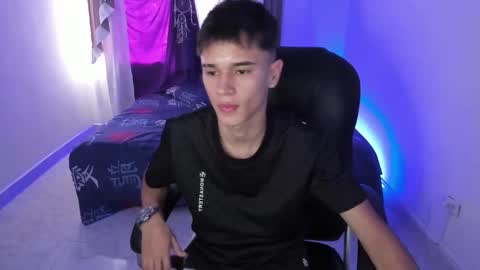 Snapshot of aron_boyy chatting on October 25, 2025, 8:14 pm Aaron online show from October 25, 2025, 8:14 pm