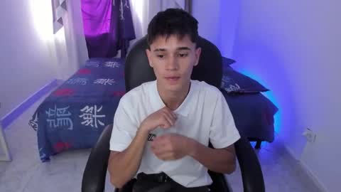 Snapshot of aron_boyy chatting on October 27, 2025, 8:24 pm Aaron online show from October 27, 2025, 8:24 pm