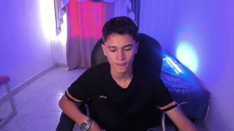 Snapshot of aron_boyy chatting on November 1, 2025, 8:44 pm Aaron online show from November 1, 2025, 8:44 pm