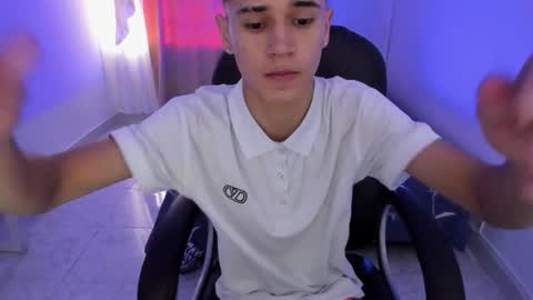 Snapshot of aron_boyy chatting on November 15, 2025, 7:43 pm Aaron online show from November 15, 2025, 7:43 pm