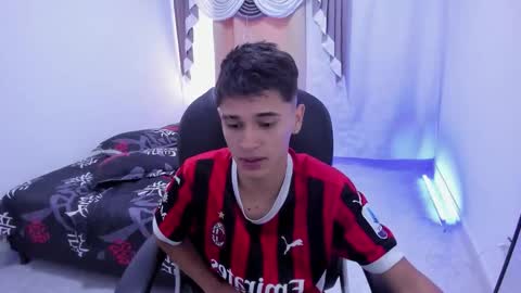 Snapshot of aron_boyy chatting on November 28, 2025, 8:00 pm Aaron online show from November 28, 2025, 8:00 pm