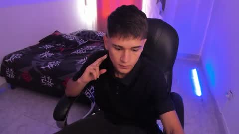 Snapshot of aron_boyy chatting on December 2, 2025, 7:42 pm Aaron online show from December 2, 2025, 7:42 pm