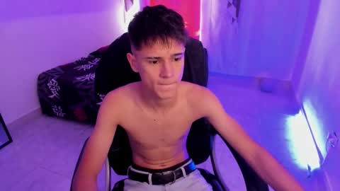 Snapshot of aron_boyy chatting on December 15, 2025, 7:29 pm Aaron online show from December 15, 2025, 7:29 pm