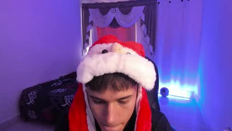 Snapshot of aron_boyy chatting on December 16, 2025, 8:14 pm Aaron online show from December 16, 2025, 8:14 pm