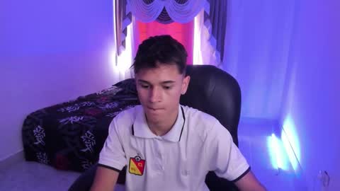 Snapshot of aron_boyy chatting on December 18, 2025, 7:20 pm Aaron online show from December 18, 2025, 7:20 pm